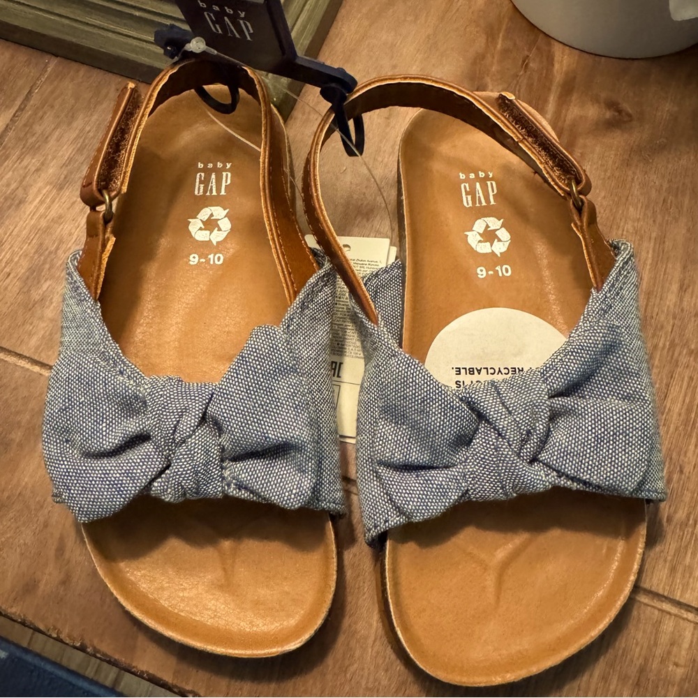 Adorable Gap bow sandals for little girl!